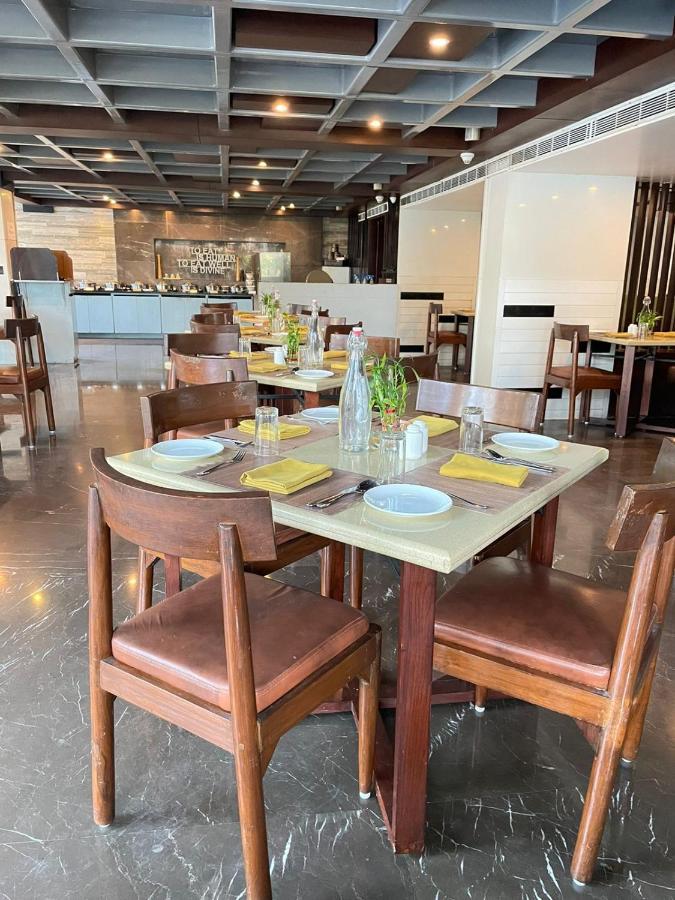 Paradigm Sarovar Portico Kākināda Exterior foto