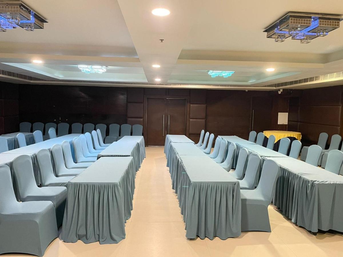 Paradigm Sarovar Portico Kākināda Exterior foto