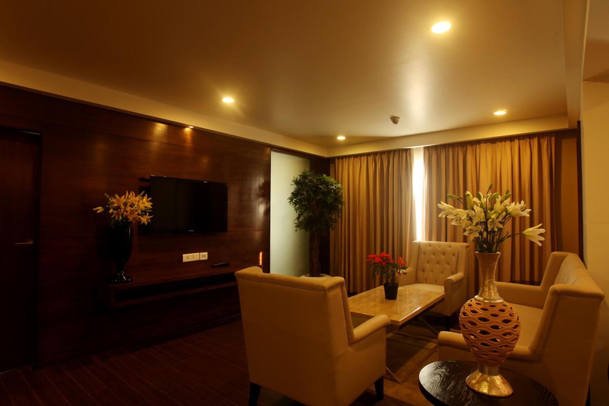 Paradigm Sarovar Portico Kākināda Exterior foto